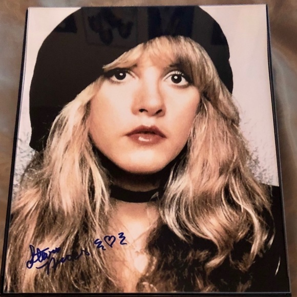 STEVIE NICKS Accessories - STEVIE NICKS SIGNED 8X10 FRAMED AUTOGRAPHED PHOTO